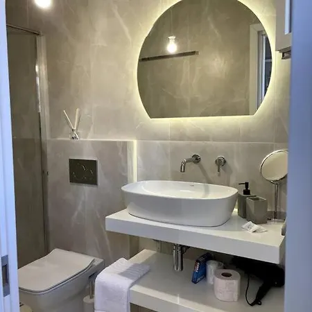 Minimal Cream Pool-front In Apartmán