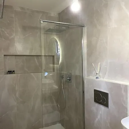 Minimal Cream Pool-front In * Páros