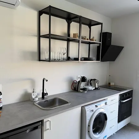 Minimal Cream Pool-front In Apartmán Páros