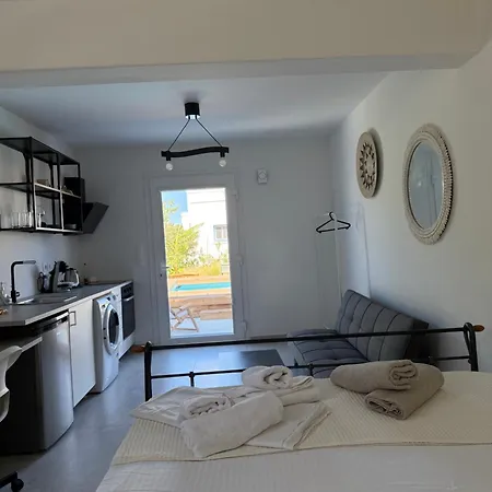 Minimal Cream Pool-front In Apartment Parikia (Paros)