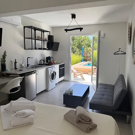 Minimal Cream Pool-front In Páros