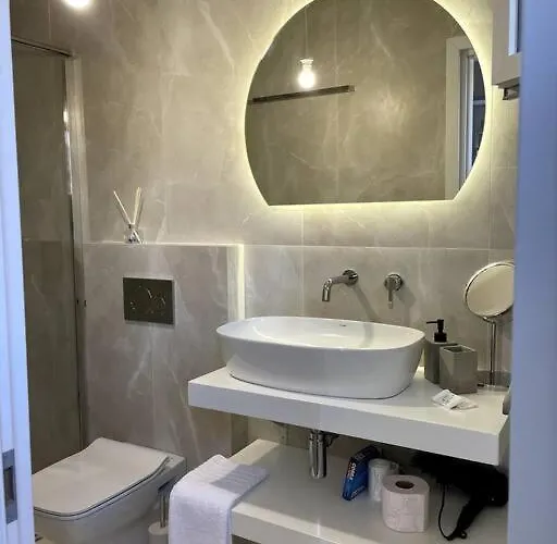 Minimal Cream Pool-front In アパート