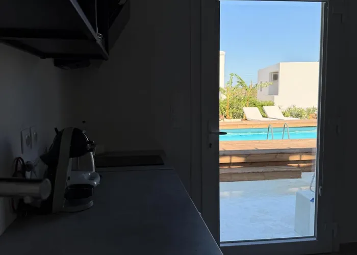 Minimal Cream Pool-front In アパート