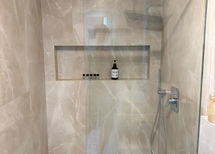 Minimal Cream Pool-front In アパート *