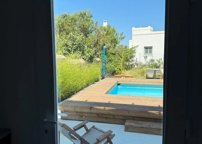 Minimal Cream Pool-front In アパート *