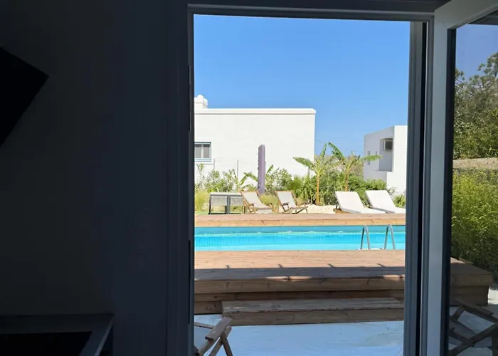 Minimal Cream Pool-front In * パロス島