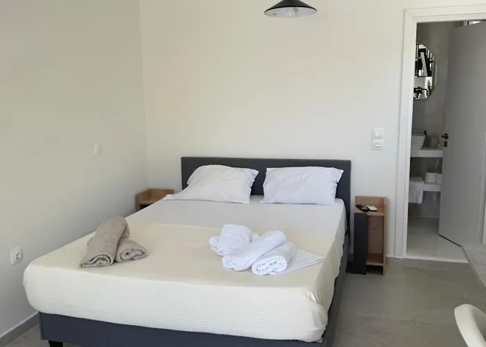 Minimal Cream Pool-front In パロス島