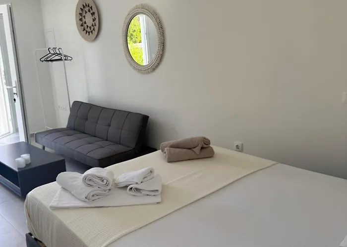 Minimal Cream Pool-front In * パロス島