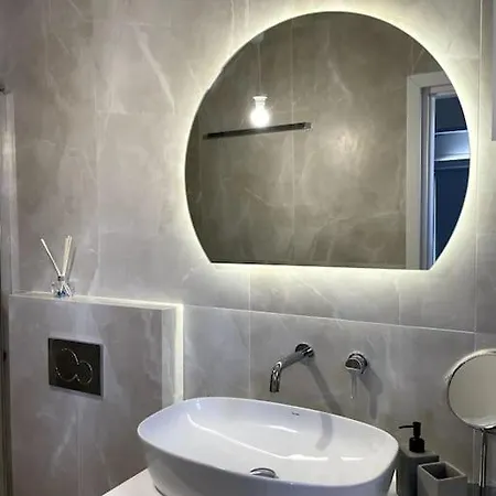 Apartment Minimal Cream Pool-front In