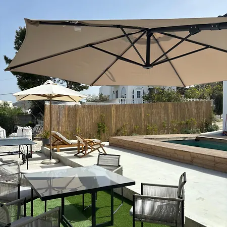 Apartment Minimal Cream Pool-front In