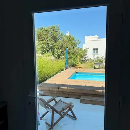 Minimal Cream Pool-front In Apartamento *
