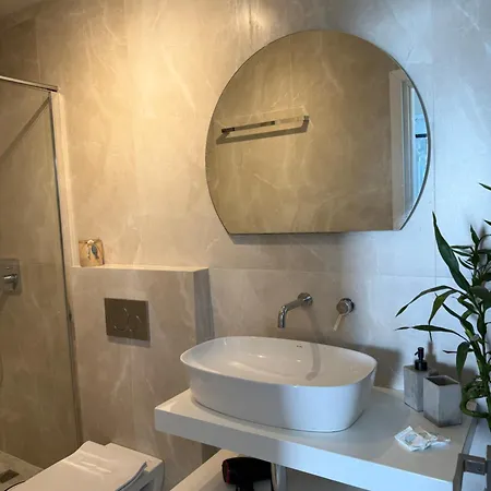 Apartment Minimal Cream Pool-front In