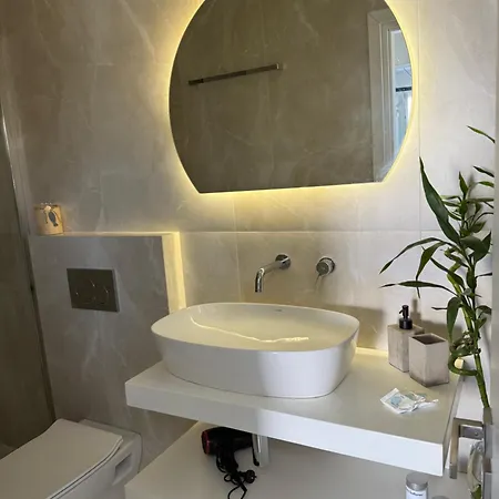 Apartment Minimal Cream Pool-front In *