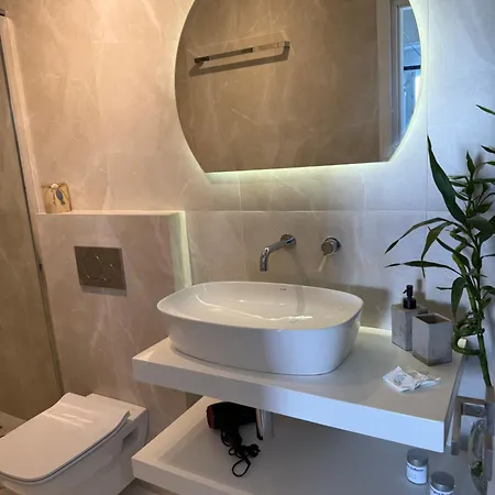 Apartment Minimal Cream Pool-front In *