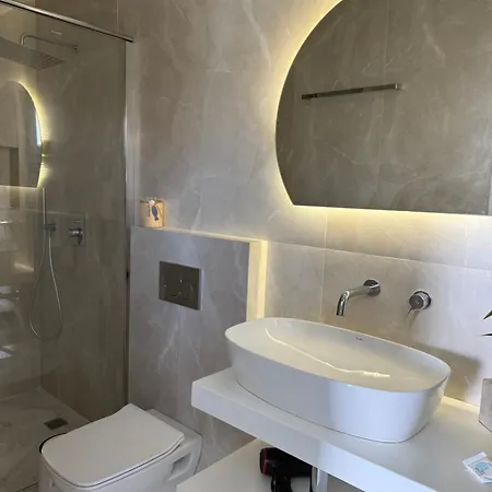 Apartment Minimal Cream Pool-front In *