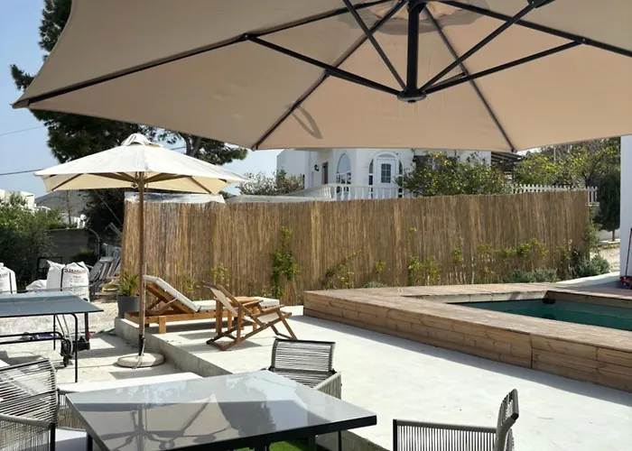 Apartment Minimal Cream Pool-front In