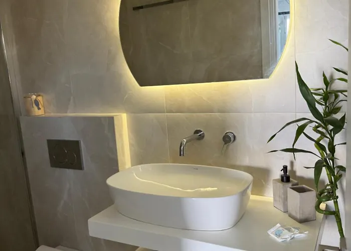 Apartment Minimal Cream Pool-front In *