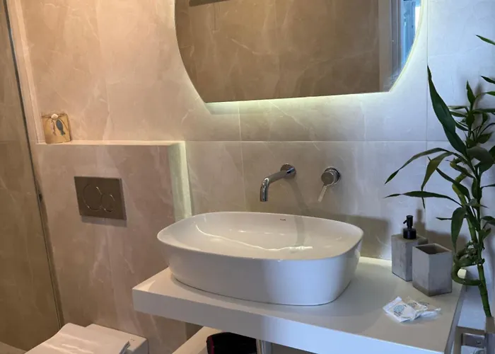 Apartment Minimal Cream Pool-front In *