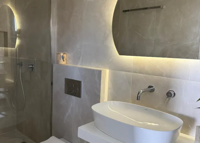 Apartment Minimal Cream Pool-front In *